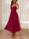 Kvinnors cocktailklänning med elegant tulle-lagerdesign - stiliga kvällsoutfits