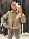 Kvinnors avslappnade jacka - elegant overshirt för hösten - mjukt tyg, mångsidig och mysig