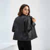 Kvinna läderjacka med unik design – elegant casual stil med trendig dragkedja