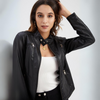 Kvinna läderjacka med unik design – elegant casual stil med trendig dragkedja