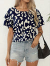 Kvinnlig casual blus med smickrande rund hals - beige djurmönstrad för chic sommardag