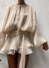 Kvinnors avslappnade klänning, sofistikerad plisserad miniklänning i beige - elegant kvällsoutfit