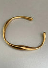 Kvinnors manschettarmband - elegant guldaccessoar för vardag eller kvällsutflykter