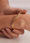 Kvinnors manschettarmband - elegant guldaccessoar för vardag eller kvällsutflykter