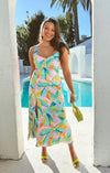 Kvinna midi klänning i lyxigt satäng med tropiskt tryck - elegant sommaroutfit för stiliga dagar