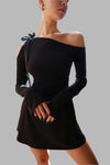 Kvinnors off-shoulder shiftklänning - elegant svart vardagsklänning för stiliga tillfällen
