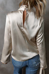 Kvinnors satinblus i elegant beige - långärmad kontorsstil med chic drapering