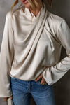 Kvinnors satinblus i elegant beige - långärmad kontorsstil med chic drapering