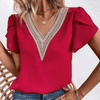 Kvinnors blus med spetsdetaljer - stilfull kortärmad topp för alla tillfällen
