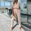 Kvinnors jumpsuit – modern sommaroutfit med kortärmad design och midjebälte