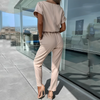Kvinnors jumpsuit – modern sommaroutfit med kortärmad design och midjebälte