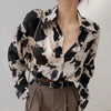 Dam blus i chiffon - elegant långärmad topp med klassisk svart och beige mönster