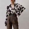 Dam blus i chiffon - elegant långärmad topp med klassisk svart och beige mönster