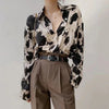 Dam blus i chiffon - elegant långärmad topp med klassisk svart och beige mönster