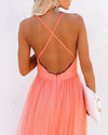 Kvinnors festklänning med flowy tull i persika - elegant rygglös maxiklänning för speciella tillfällen