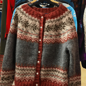 Norsk kofta grå-röd – varm skandinavisk kofta för dam